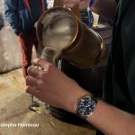 Service de la Pilsen Urquell à la cruche dans les caves