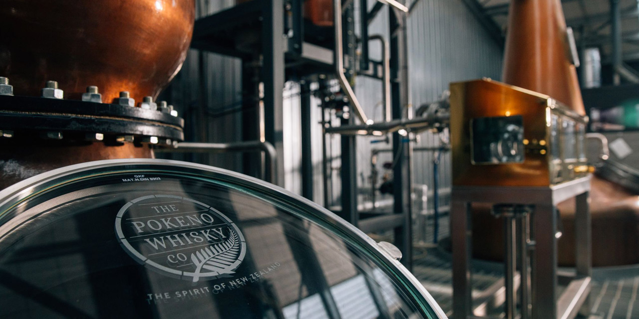 Pōkeno, la distillerie et ses alambics